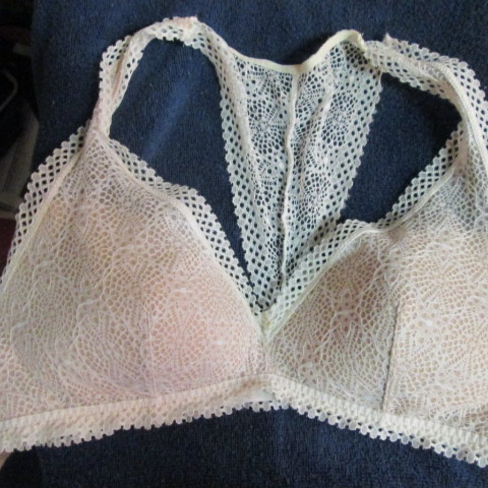 VICTORIA SECRETS BRALETTE LACE